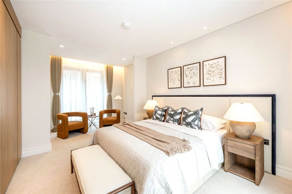 Property photo 1 of 9 Principal Bedroom