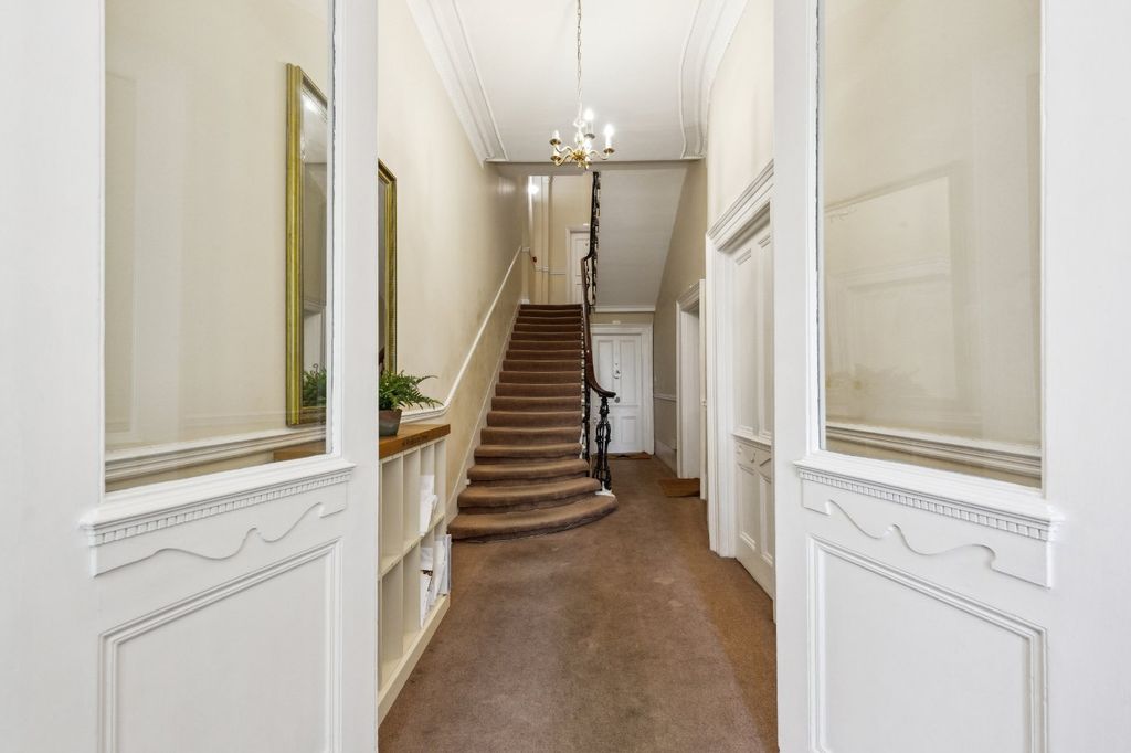 Property photo 2 of 26 Communal Entrance