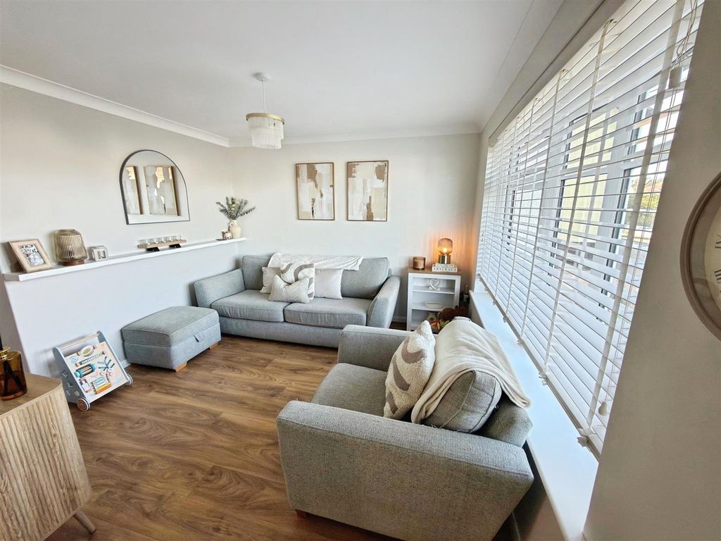Property photo 2 of 16 Gorleston Road (14).Jpg