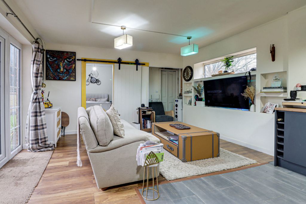 Property photo 2 of 10 Img5038Img5040