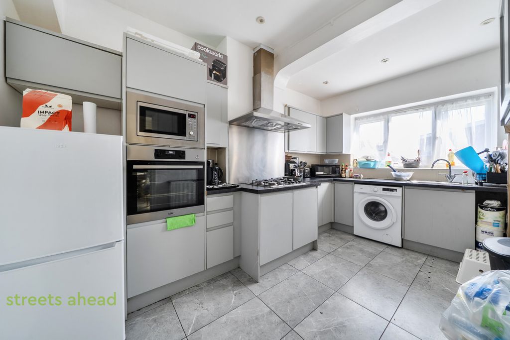 Property photo 3 of 11 A0725946-9Bd6-41A...