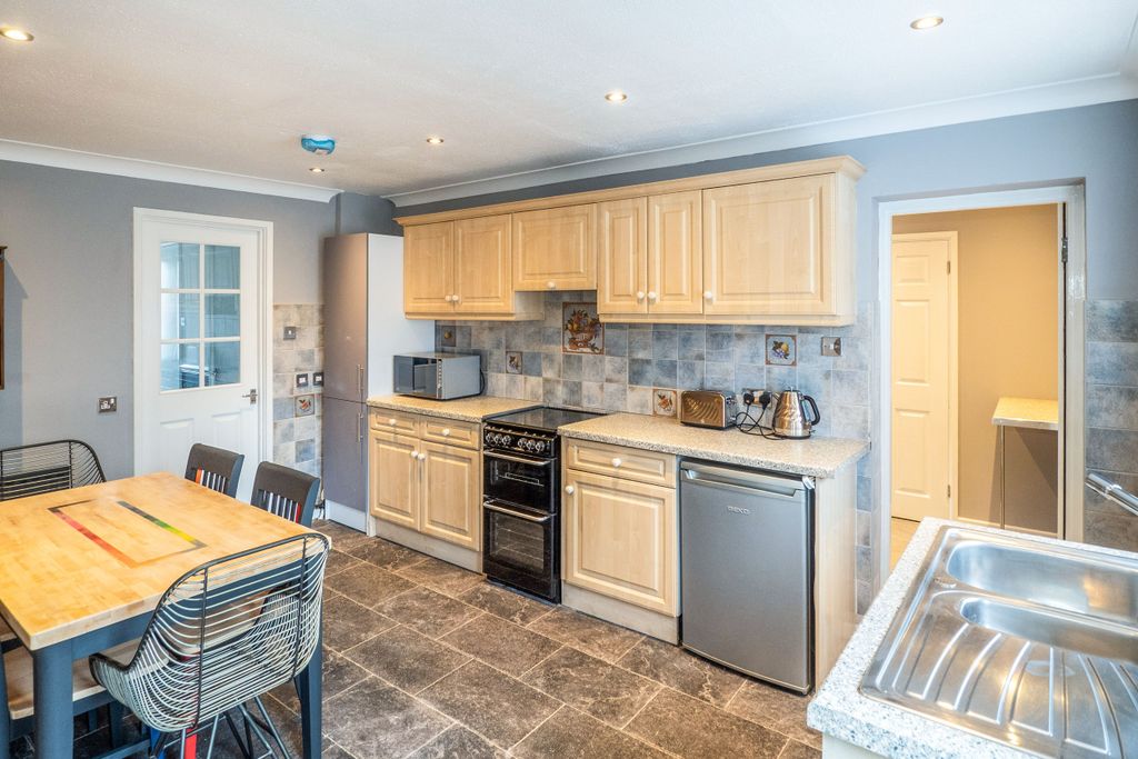 Property photo 2 of 11 Kitchen