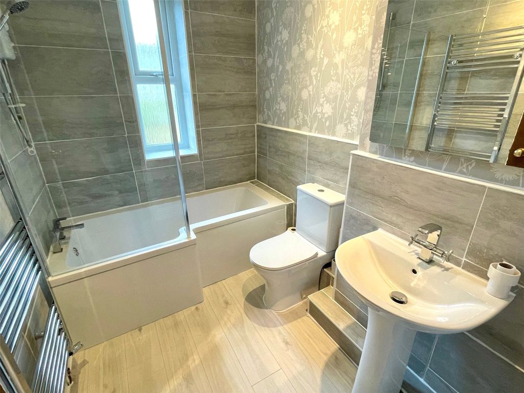 Property photo 3 of 17 Bathroom