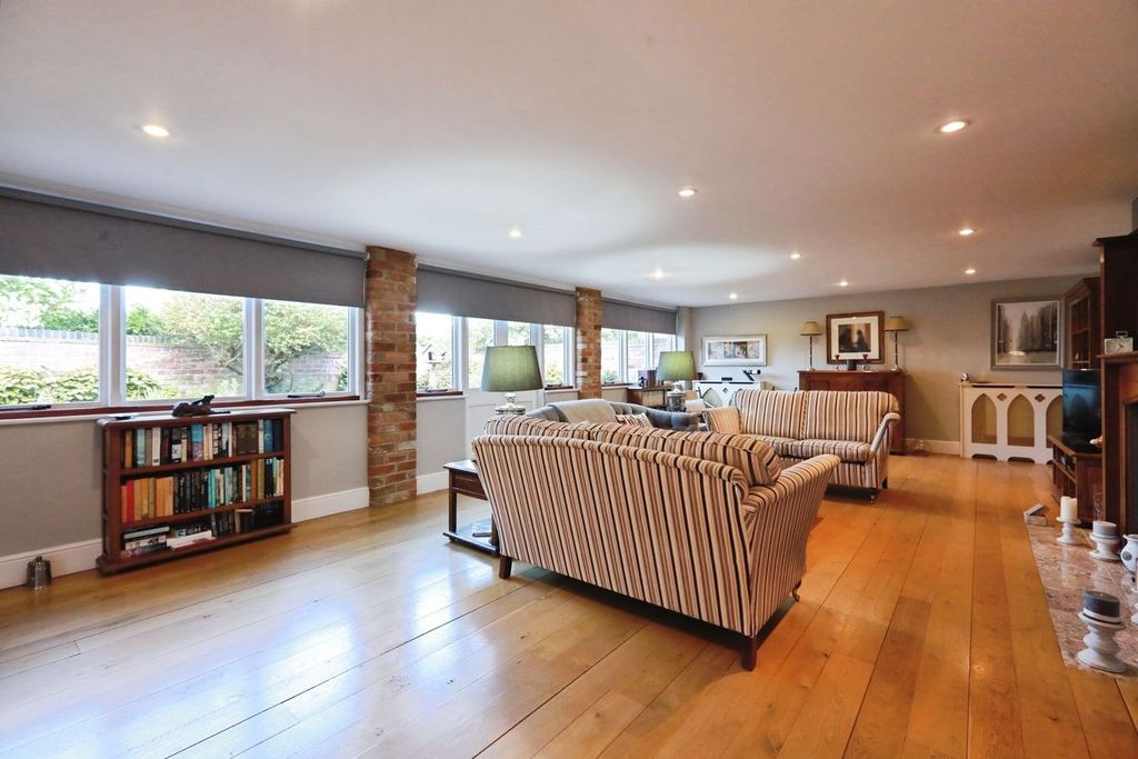 Property photo 3 of 33
