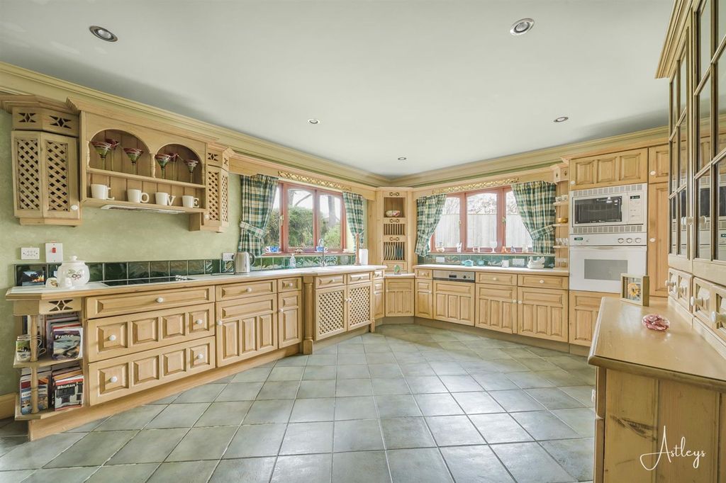 Property photo 2 of 25 Kitchen/Breakfast Room