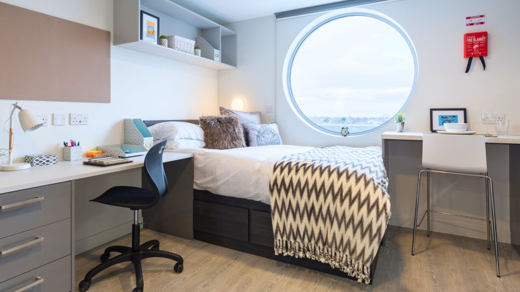 Property photo 1 of 9 Bedroom