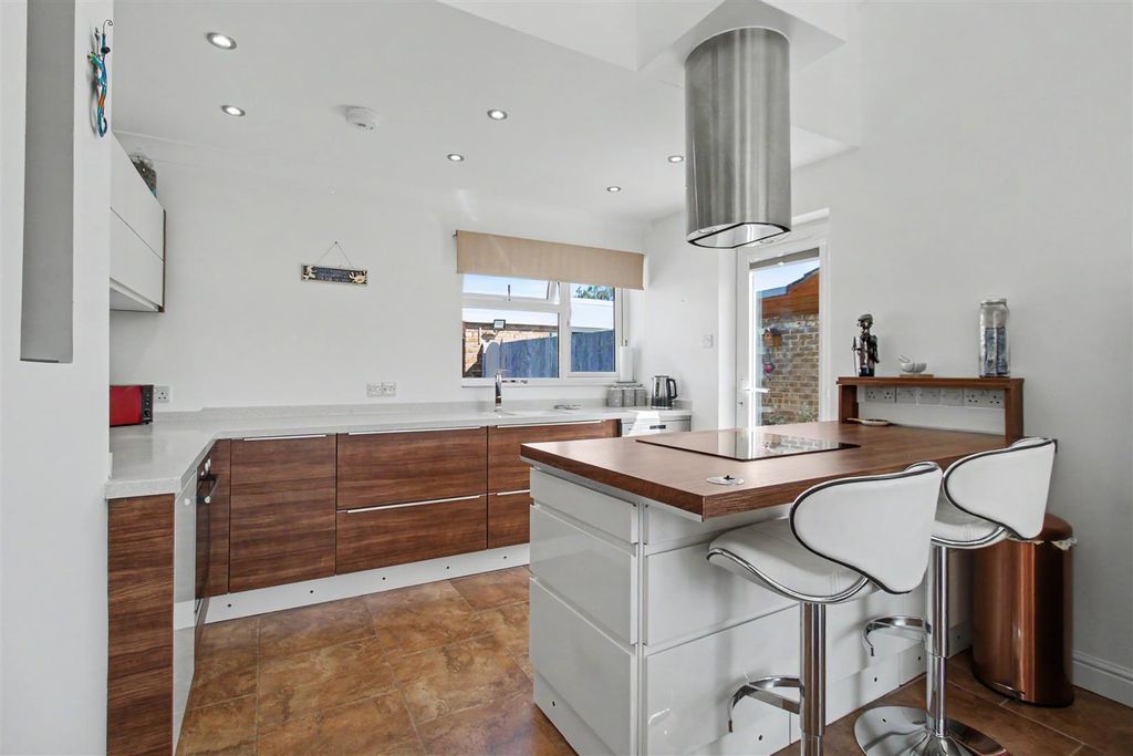 Property photo 3 of 30 Kitchen