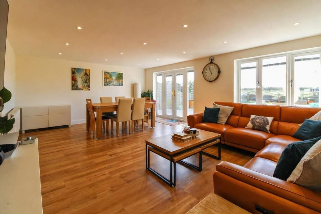 Property photo 2 of 19 Lounge