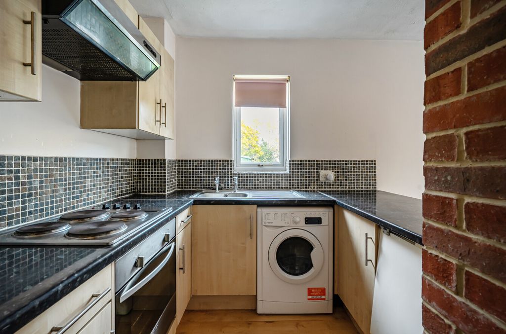 Property photo 3 of 11 1376420-13-690A0d...