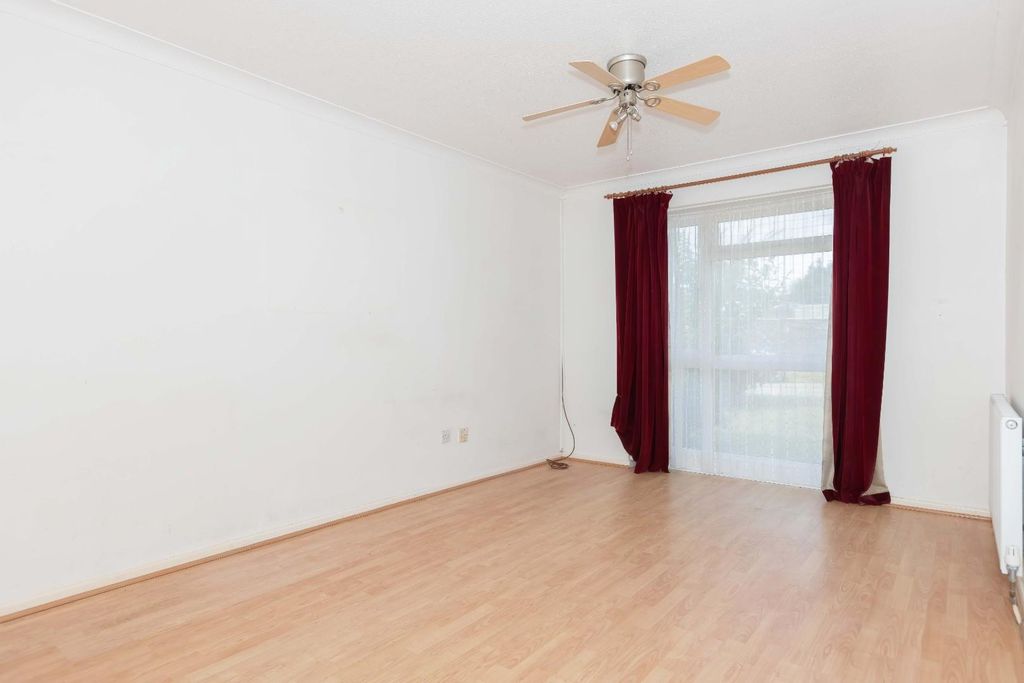 Property photo 3 of 15 Trent Close_1.Jpg