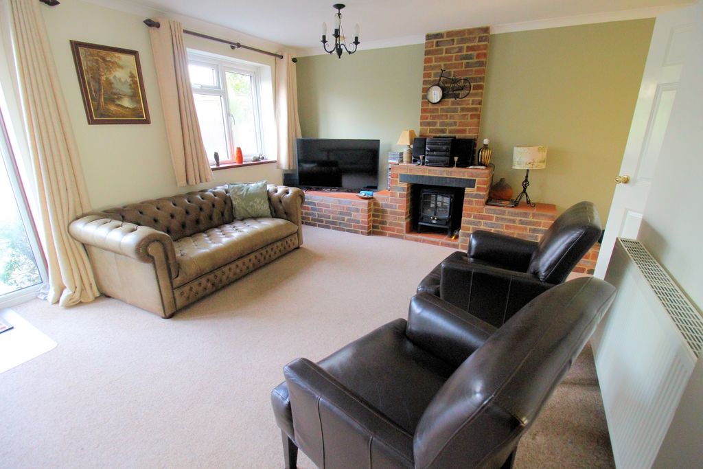Property photo 3 of 11 Lounge 2