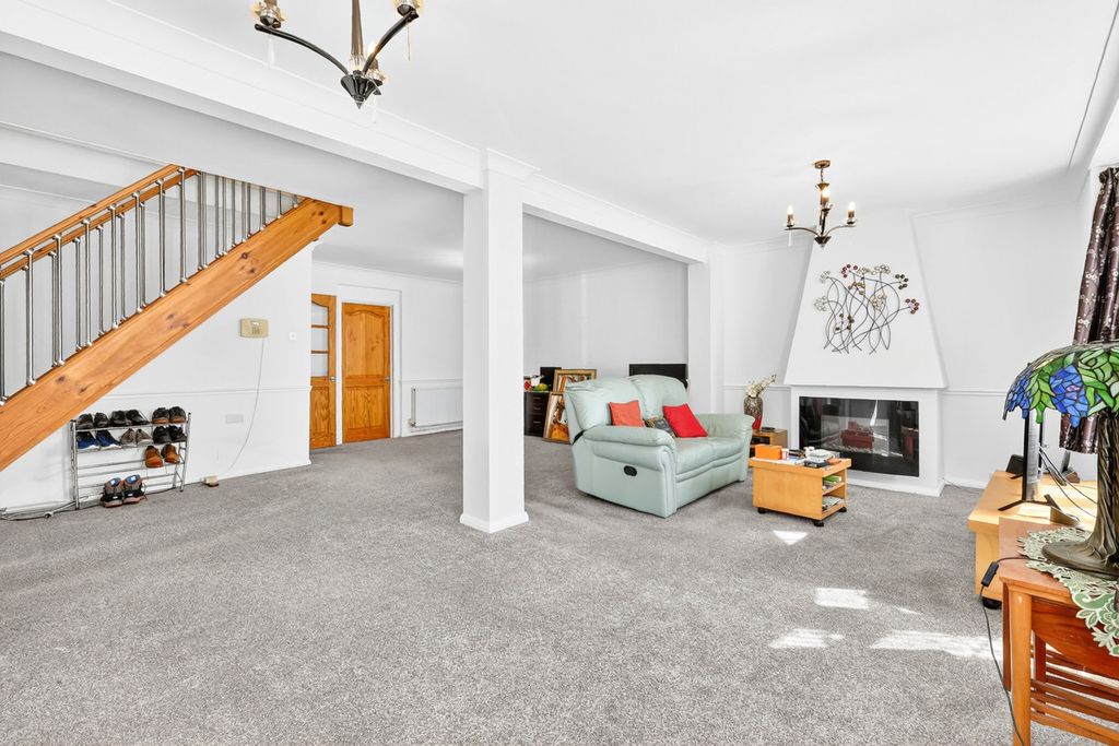 Property photo 2 of 27