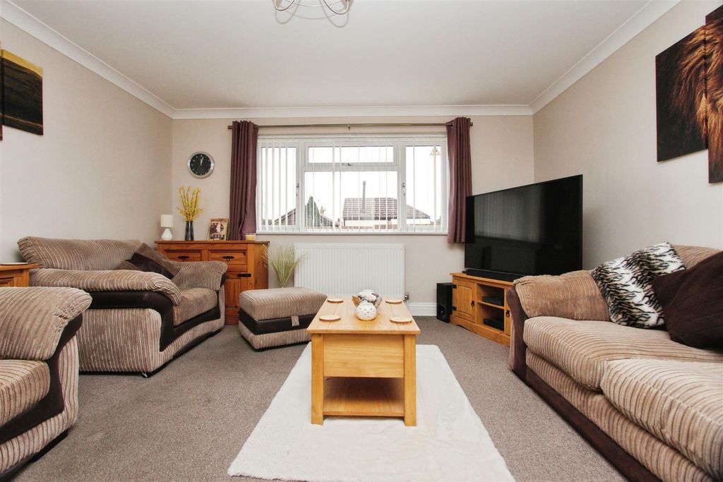 Property photo 2 of 16 Lounge