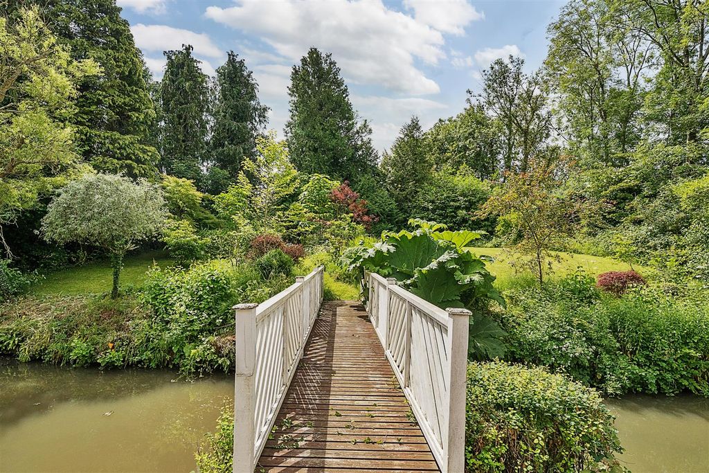 Property photo 2 of 34