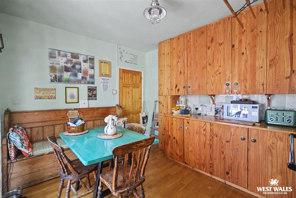 Property photo 3 of 25 Kitchen