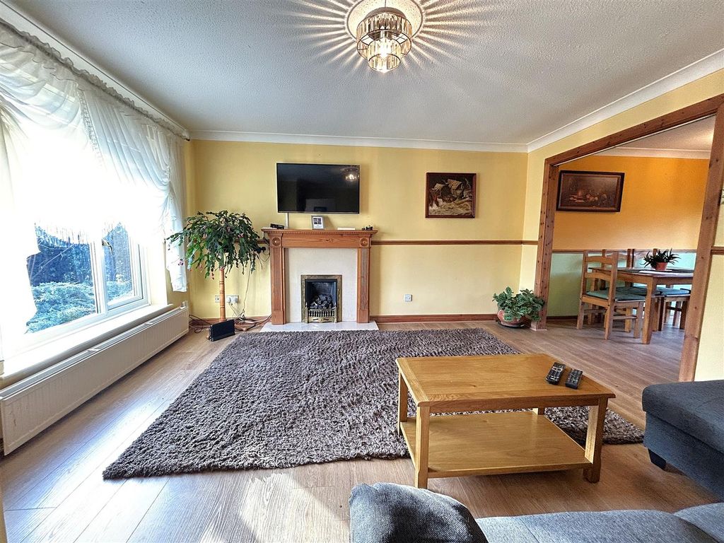 Property photo 3 of 16 Lounge