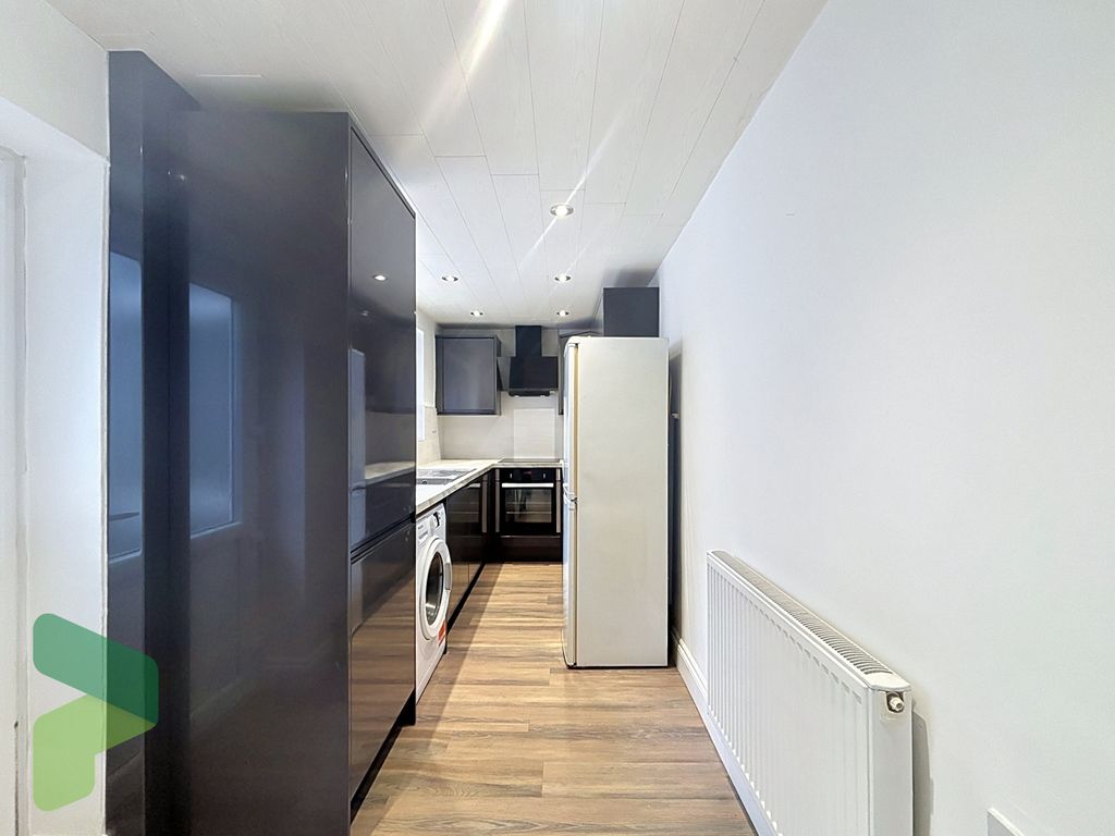 Property photo 2 of 10 Fited Kitchen