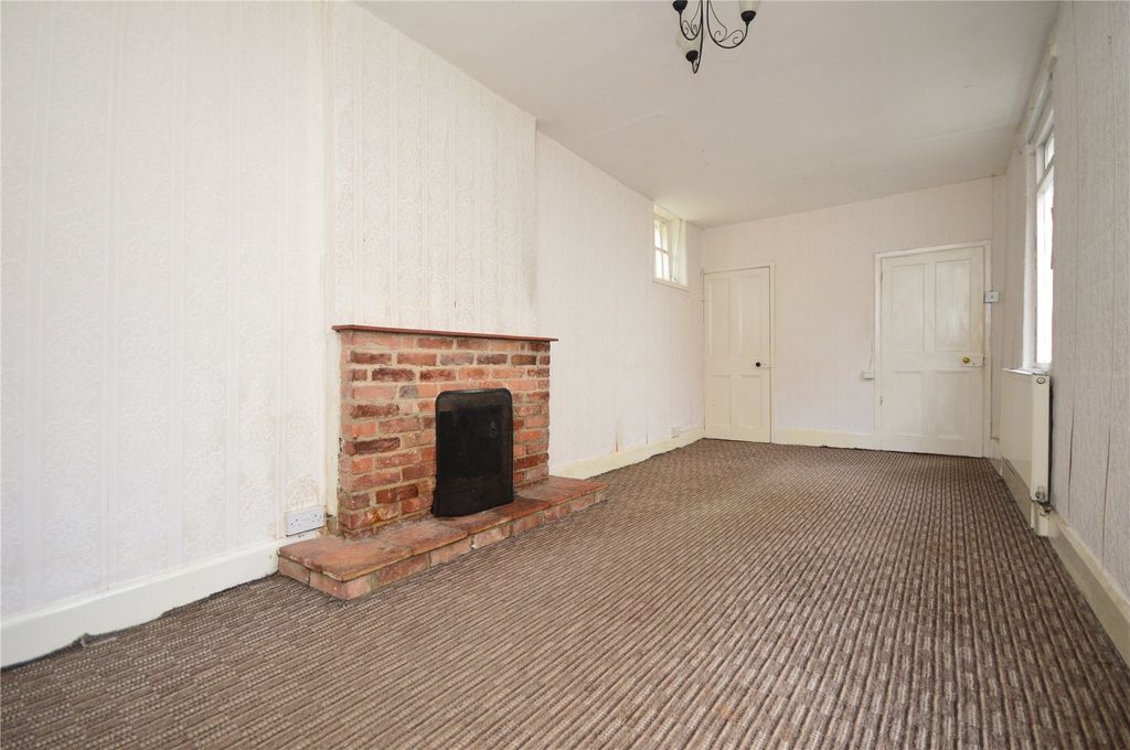 Property photo 2 of 18 Sitting Room