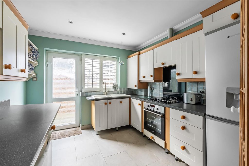 Property photo 3 of 17 38-Warenne-Road-9.Jpg