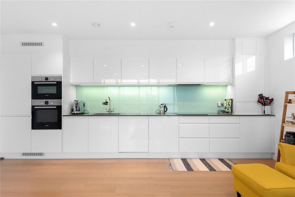 Property photo 3 of 8 Kitchen