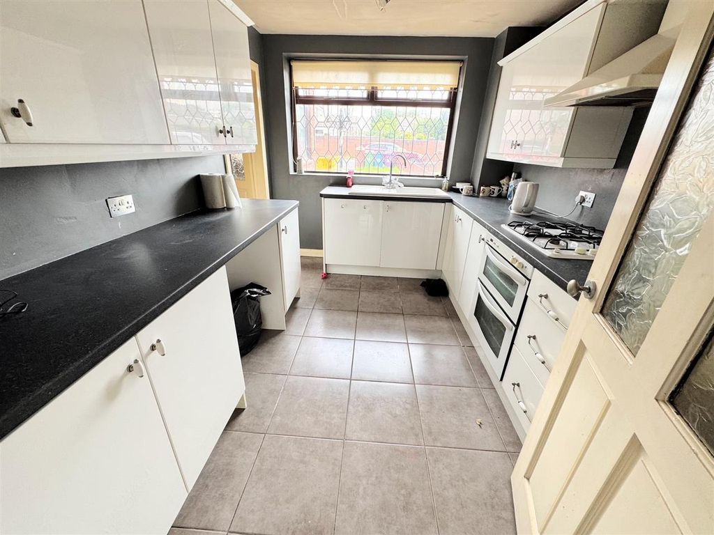 Property photo 3 of 11 Kitchen