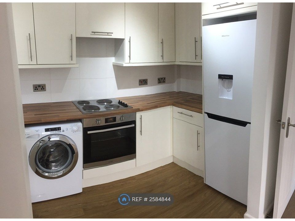 Property photo 3 of 11 Kitchen Right