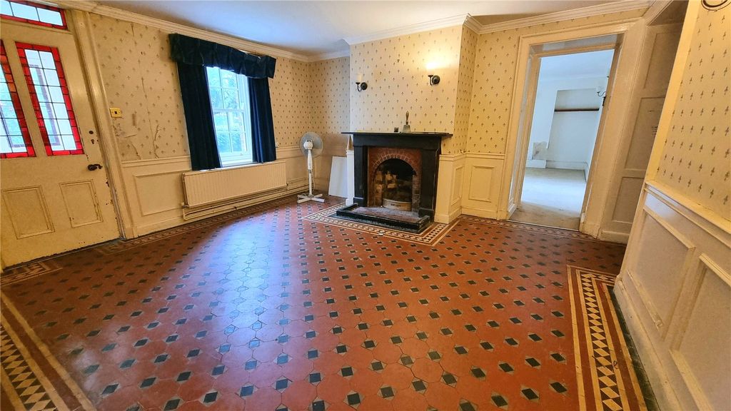 Property photo 3 of 11 Entrance Hall