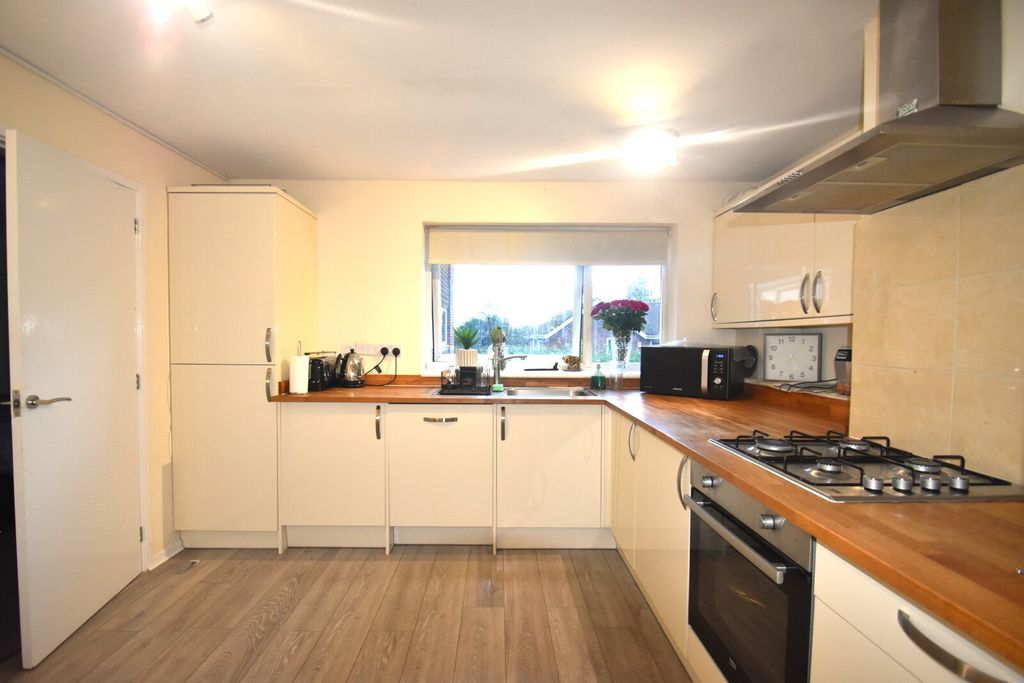 Property photo 3 of 8 Kitchen