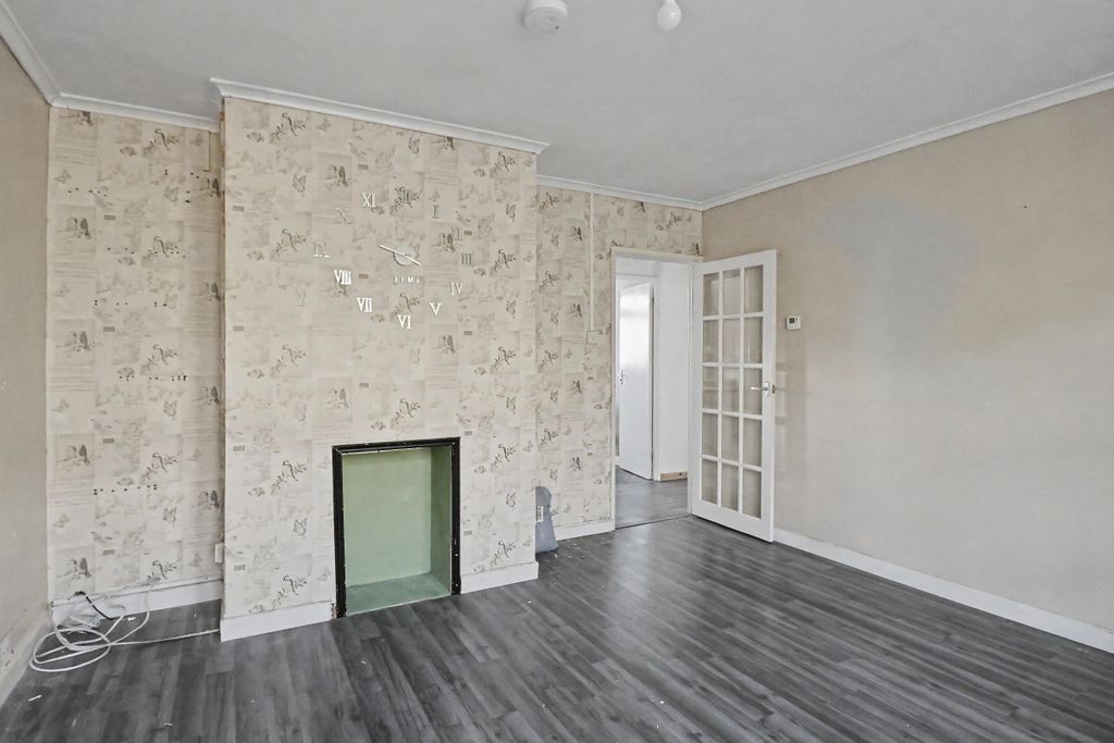 Property photo 3 of 16 27 East Weare Road, Portland, Dorset, DT5 1Es