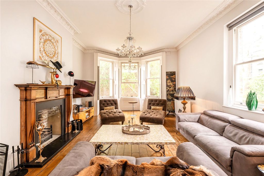 Property photo 1 of 13 Living Room