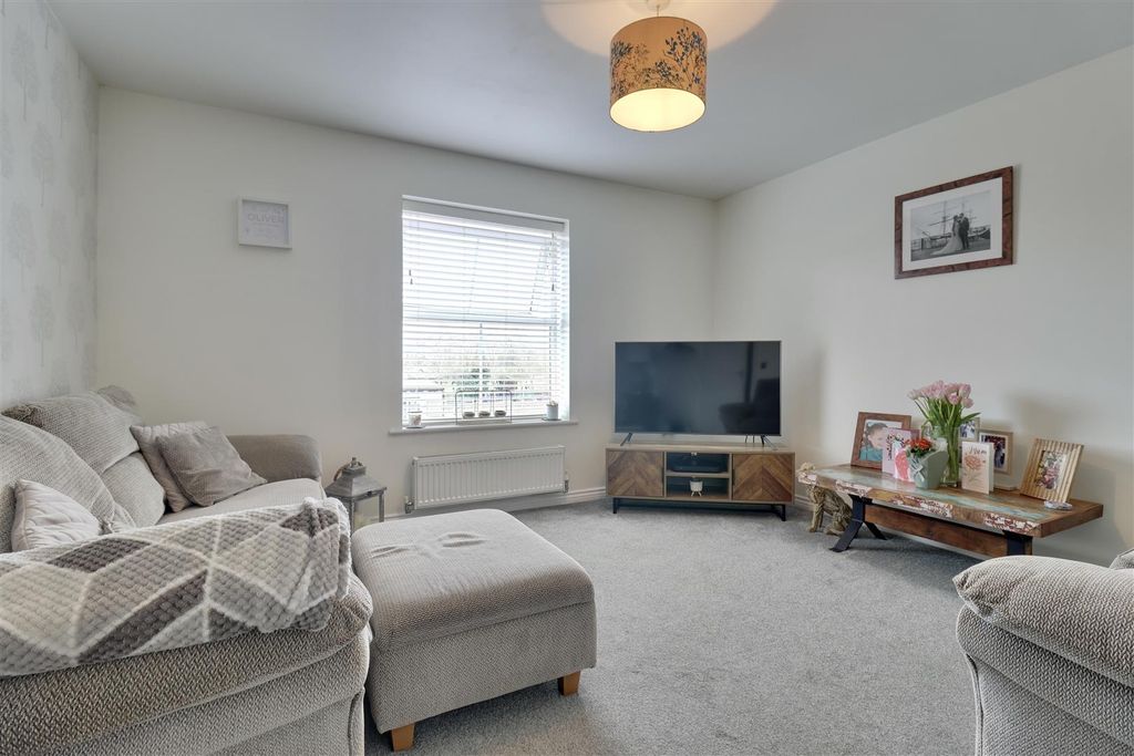 Property photo 3 of 16 05C4C97B-54EE-4F03-Aa42-4Afa0501Fe5B_1_201_A.Jpeg