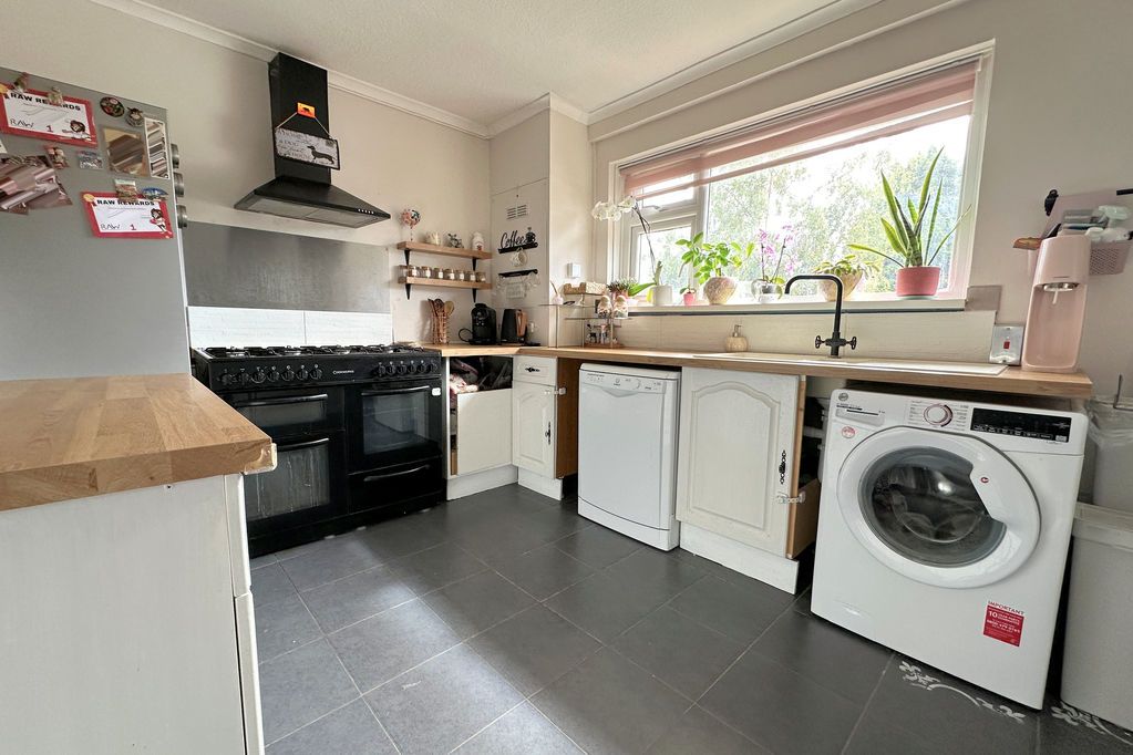 Property photo 3 of 16 Kitchen