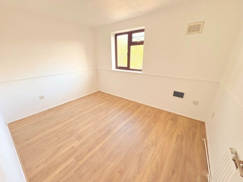 Property photo 3 of 6 Bedroom 1