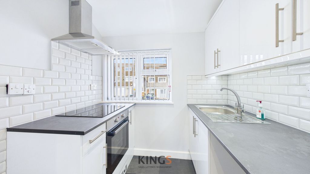 Property photo 3 of 8 Kitchen