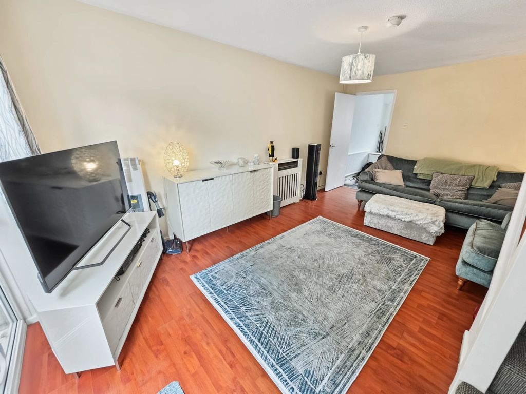 Property photo 3 of 11 Lounge