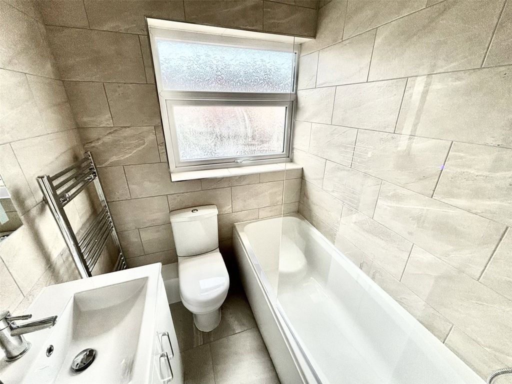 Property photo 3 of 16 Bathroom/Wc