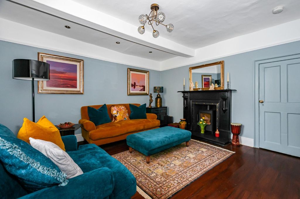 Property photo 3 of 21 Lounge Alt