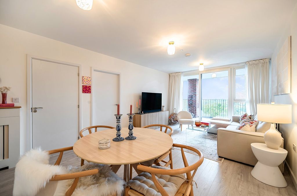 Property photo 2 of 19 1359311-13-68d6Ab...