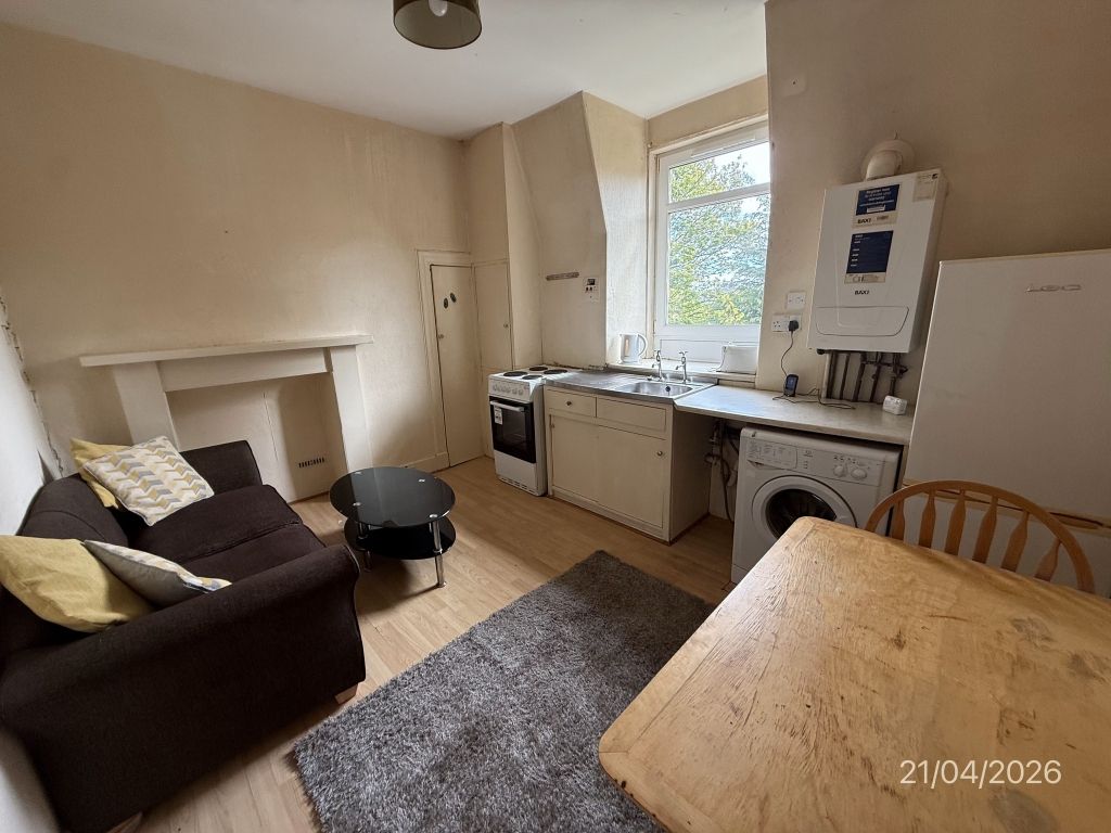 Property photo 2 of 8 Lounge/Kitchen