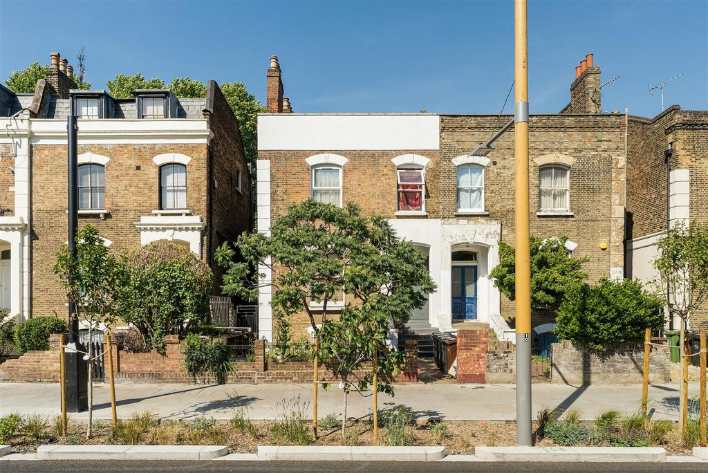 Property photo 1 of 18 Amhurst Road, E8