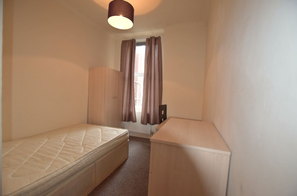 Property photo 3 of 7 A Bright And Tidy Double Bedroom Featuring A Fitte...