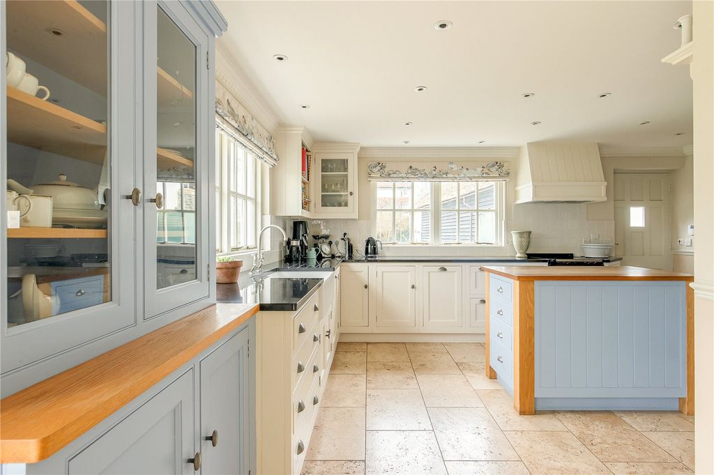 Property photo 2 of 18 Kitchen