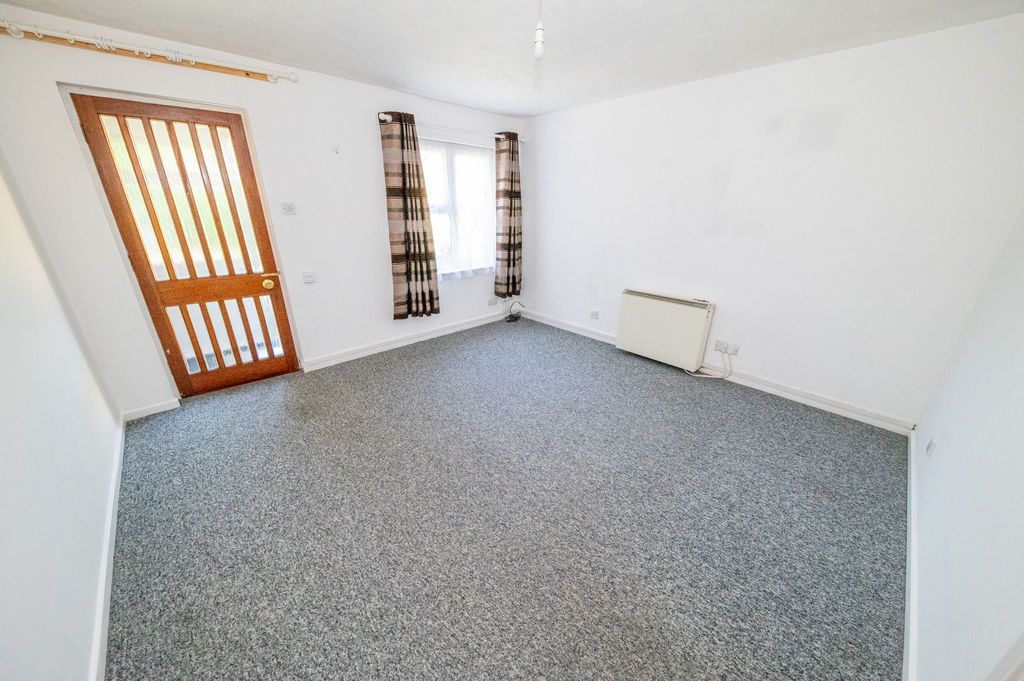 Property photo 3 of 8 Photo 7