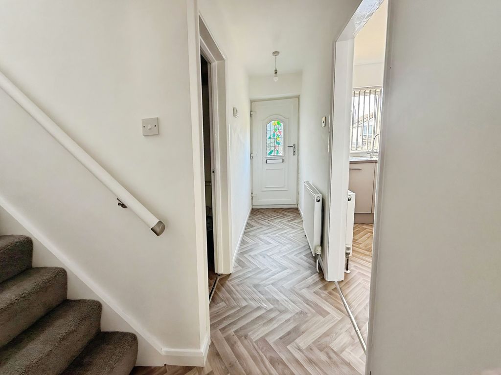 Property photo 2 of 11 Hallway