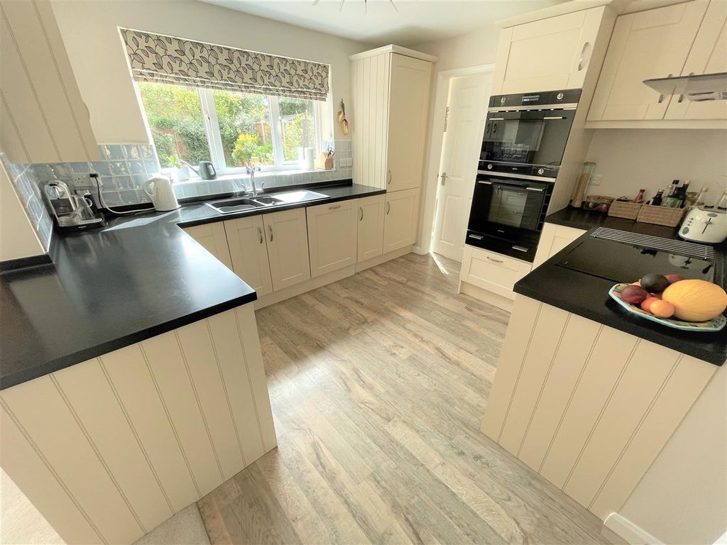 Property photo 2 of 18 Kitchen