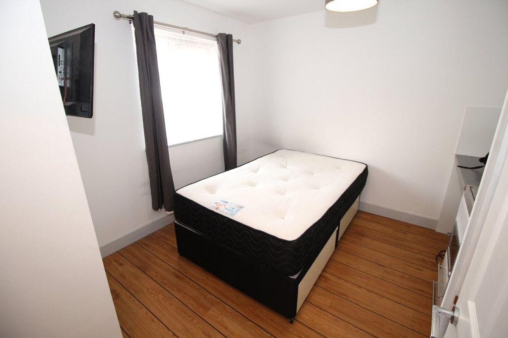 Property photo 2 of 5 Bedroom