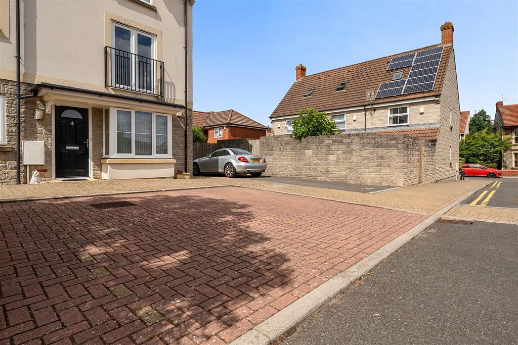 Property photo 3 of 17 Parking