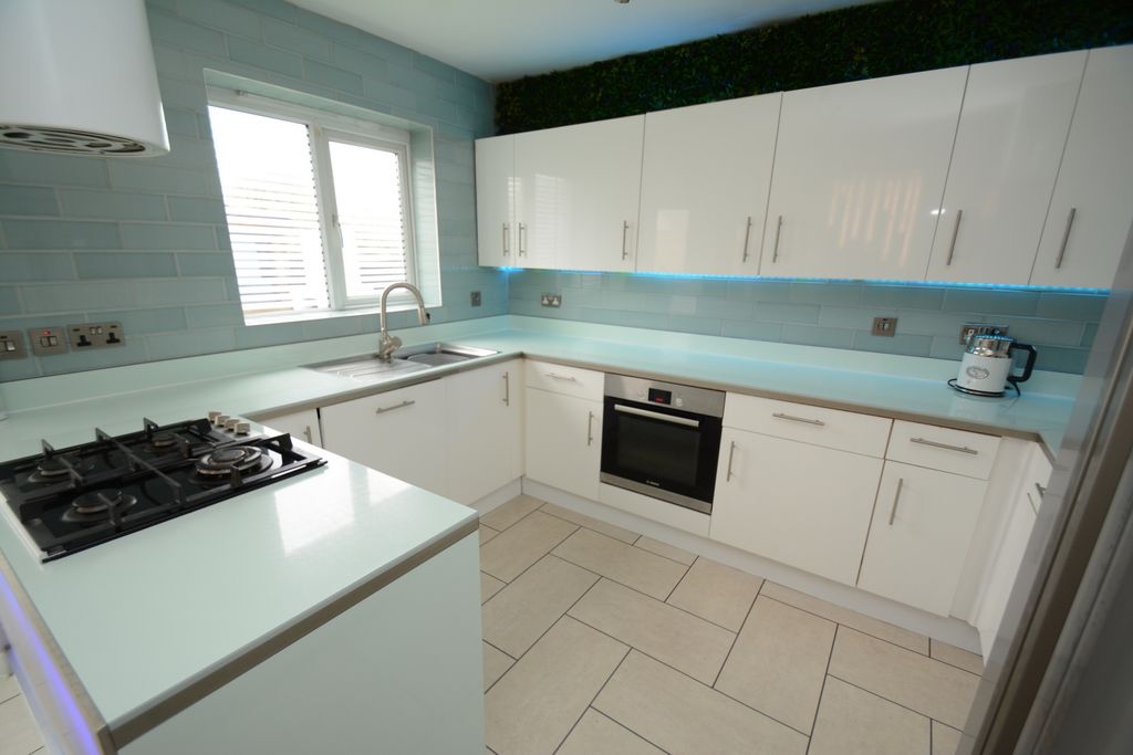 Property photo 3 of 17 Kitchen