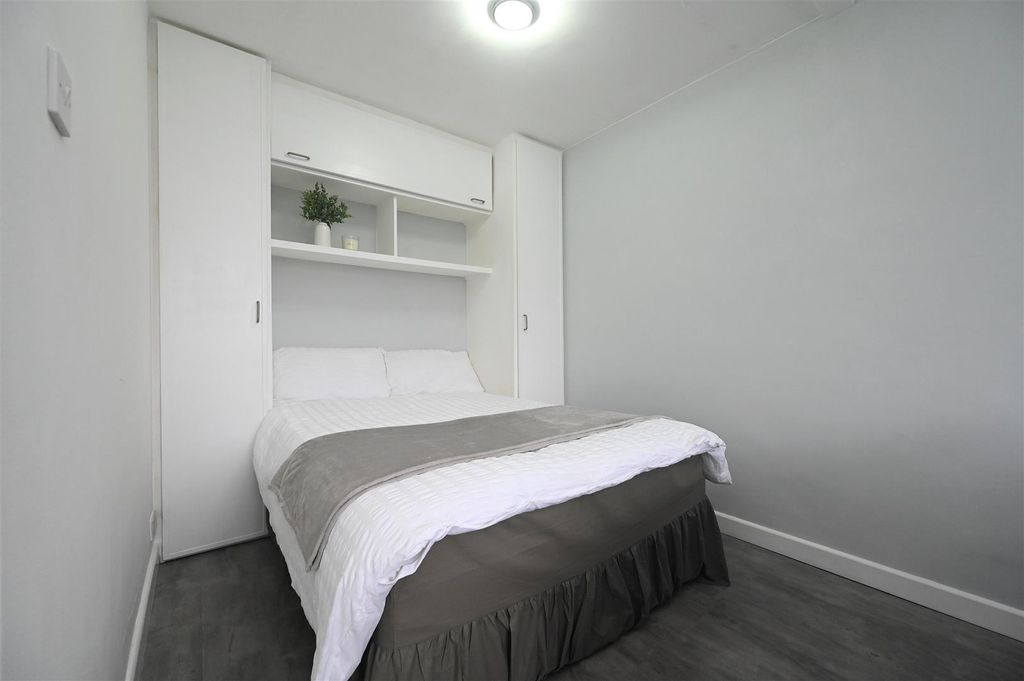 Property photo 3 of 10 Bedroom.Jpg