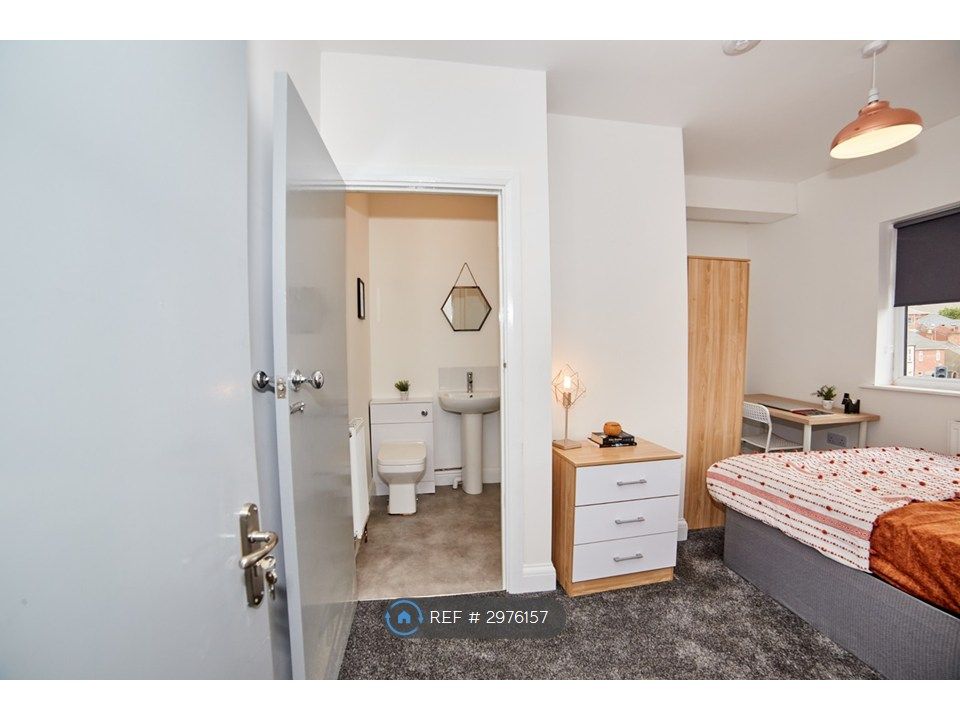 Property photo 1 of 15 Room 4